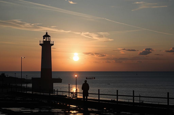 «Идет купаться портовой рабочий...»