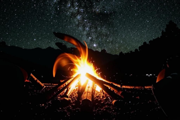 Спутник («Костер горит устало и неровно…»)