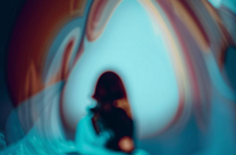 В апреле («В сумраке синем твой облик так нежен…»)