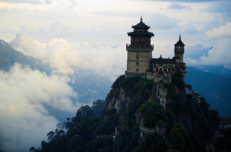 Кавказ («Приют недоступный могучих орлов…»)