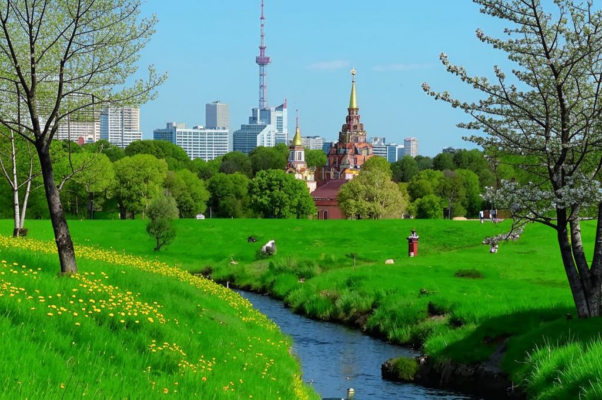 Весной («Мы блуждаем весною втрое…»)