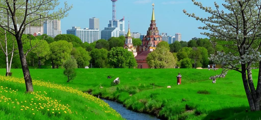 Весной («Мы блуждаем весною втрое…»)